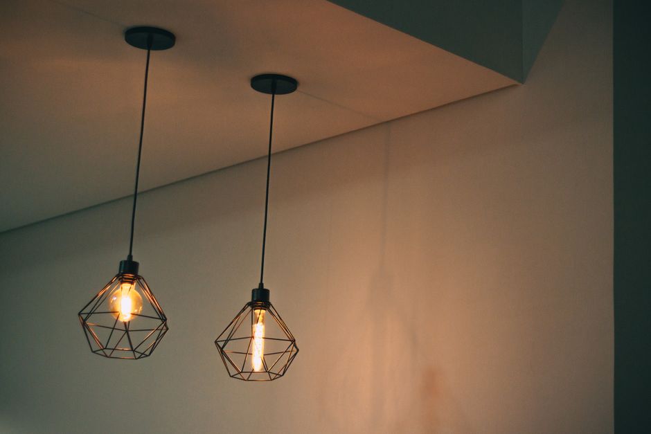 Iluminação moderna com luminárias de lâmpadas de filament, criando um ambiente aconchegante e estiloso em um espaço interior.