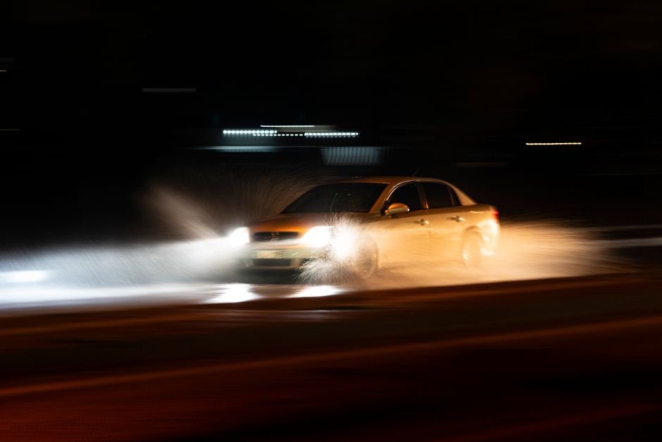 Como melhorar a iluminação do carro para dirigir à noite em 2026: Guia completo