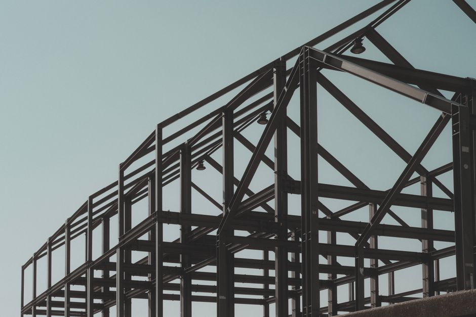 Estrutura metálica de construção civil vista de baixo, representando avanços na engenharia e inovação arquitetônica.