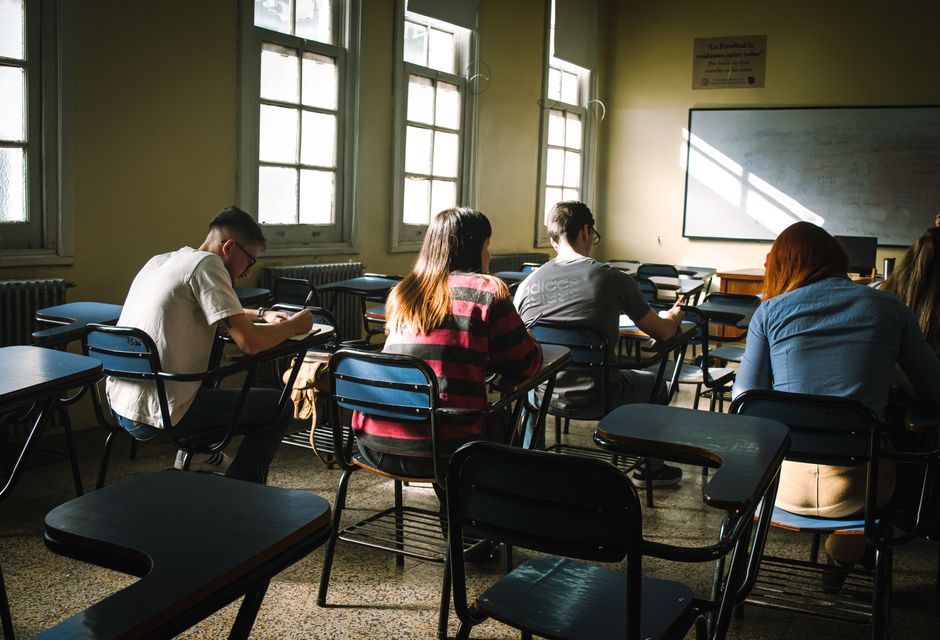 Como se preparar para concursos públicos na Zona Oeste em 2026: Guia completo