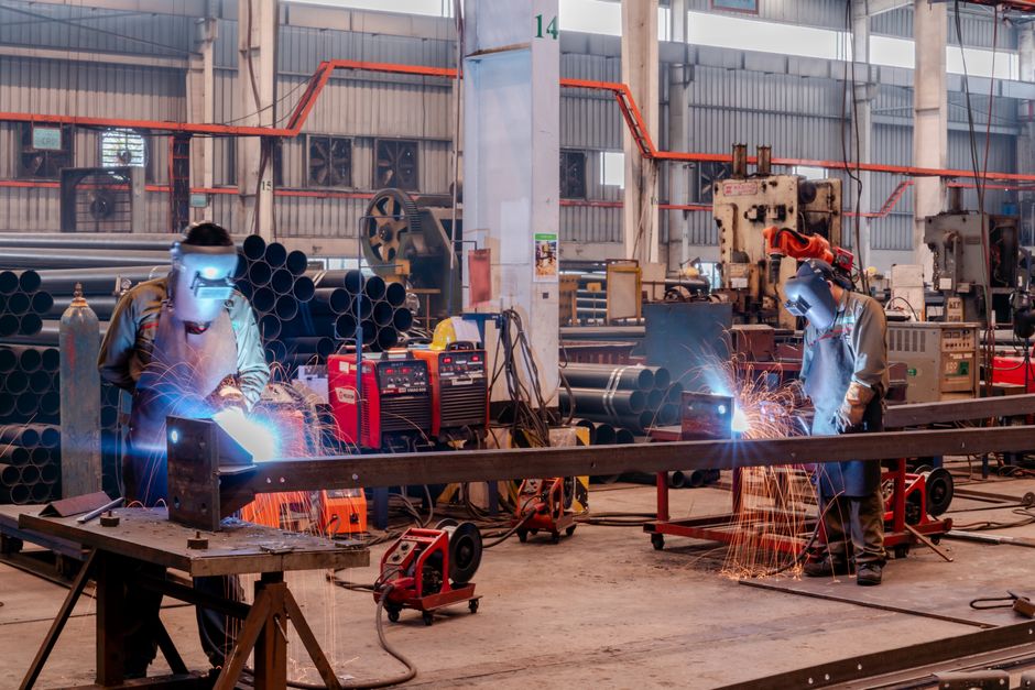 Como funciona a jornada de trabalho na indústria automotiva em 2026: guia completo