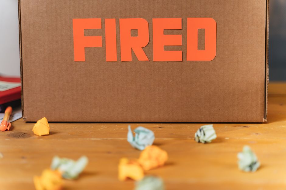 Imagem de uma caixa de fogo com balões de papel coloridos em volta, simbolizando risco de incêndio e segurança contra incêndios.