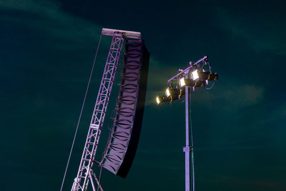 Estrutura de iluminação profissional montada contra um céu noturno, ideal para eventos ao ar livre ou shows ao vivo.
