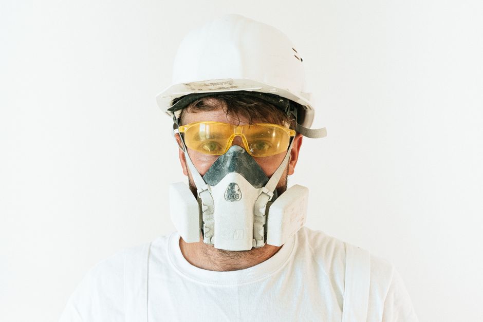 Homem usando equipamento de proteção em ambiente de obra ou industrial, simbolizando segurança no trabalho.