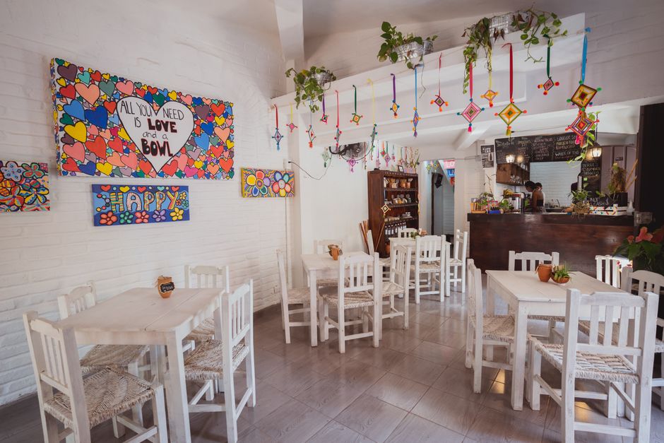 Ambiente de café ou bistrô decorado de forma acolhedora, ideal para artigos sobre espaços de convivência e decoração de interiores.