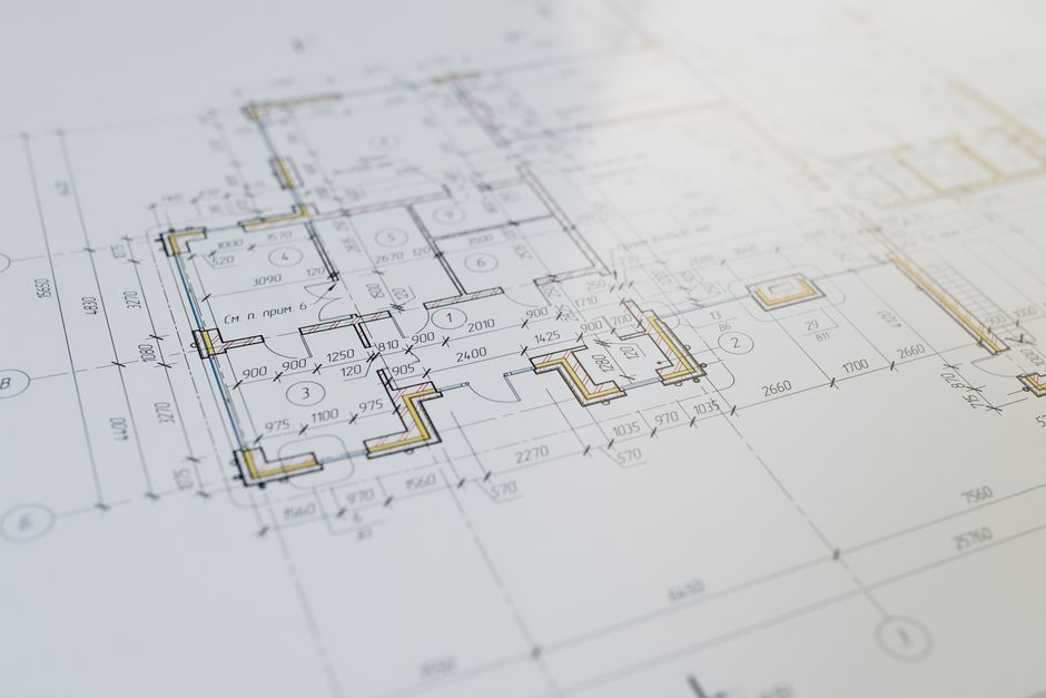 Planta baixa de uma construção mostrando detalhes arquitetônicos e dimensões, ideal para artigos sobre arquitetura e projetos de construção.