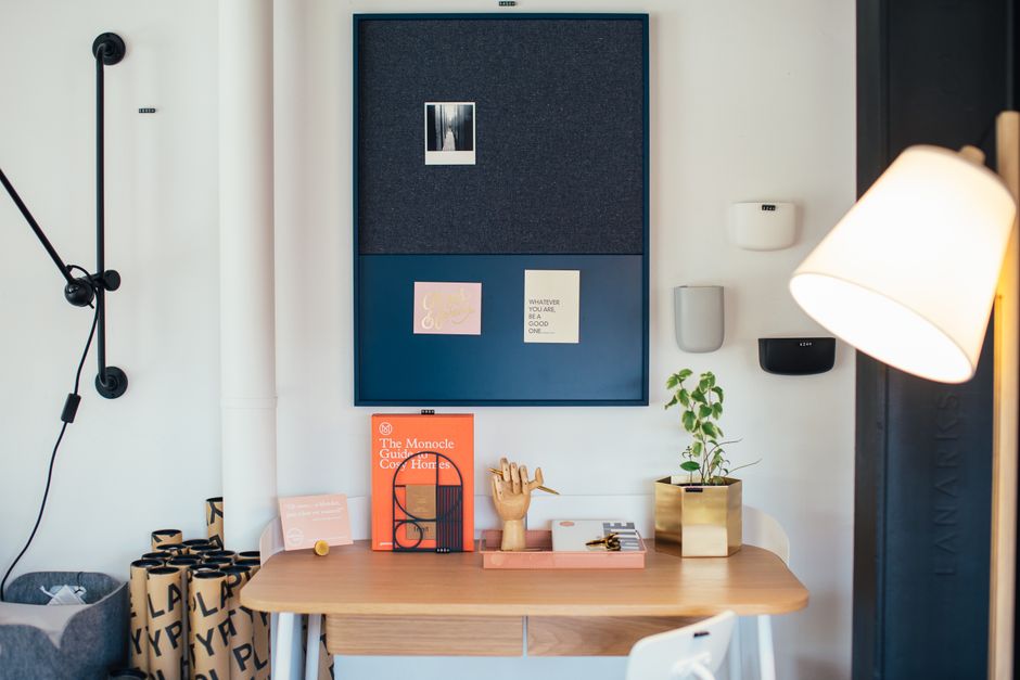 Imagem de um espaço de trabalho decorado de forma moderna, com elementos de organização e inspiração, ideal para artigos sobre produtividade e organização de escritórios.