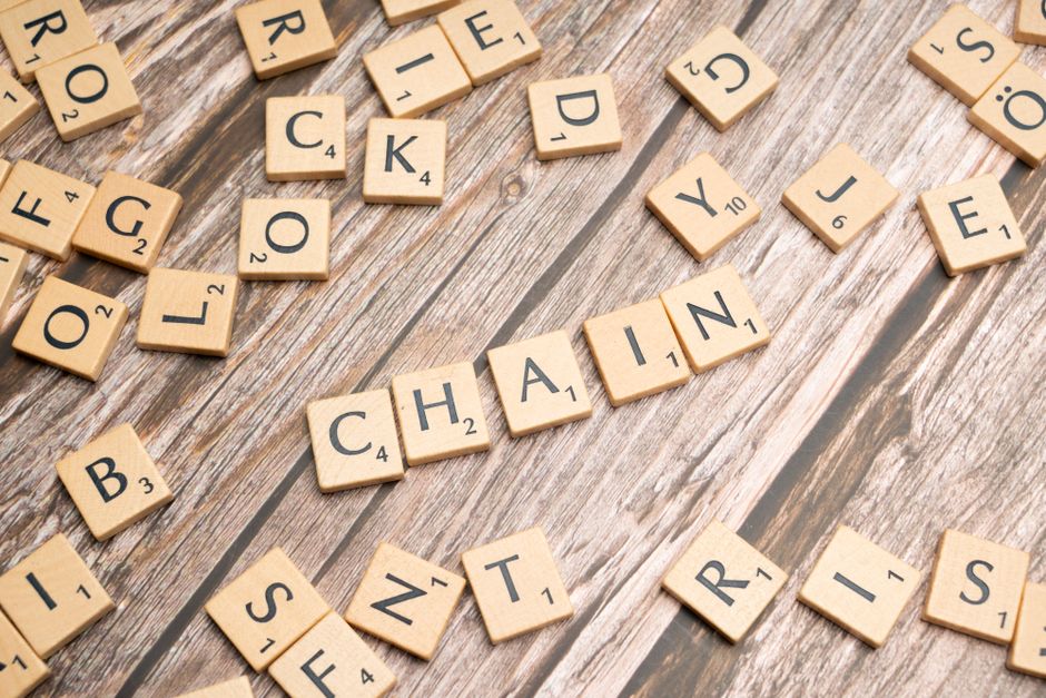 Imagem de peças de dominó com letras formando a palavra 'CHANGE', simbolizando transformação ou mudança de ideia.