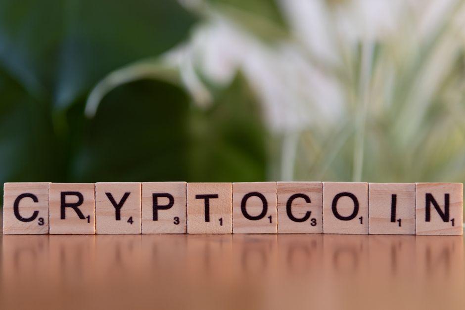 Imagem que destaca o termo 'cryptocurrency' com blocos de letras, simbolizando o tema das moedas digitais e finanças inovadoras.