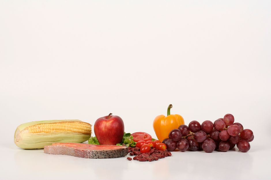 Imagem de alimentos variados e saudáveis dispostos em sequência, representando nutrição e alimentação equilibrada para um artigo sobre saúde e bem-estar.