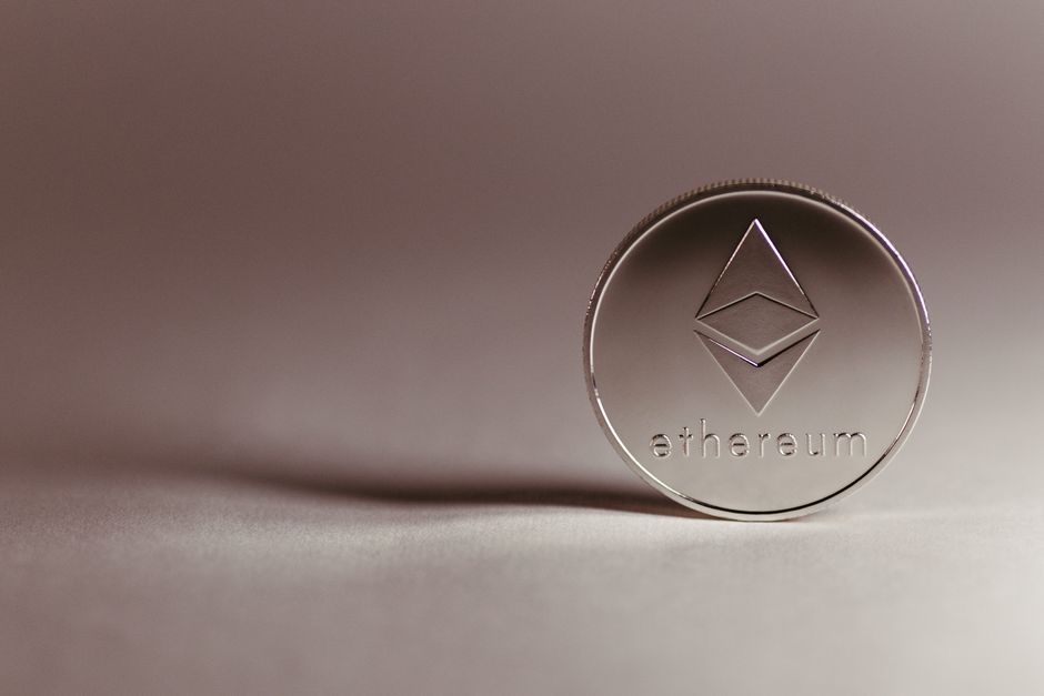 Moeda de Ethereum destacada, simbolizando criptomoedas e investimentos digitais.