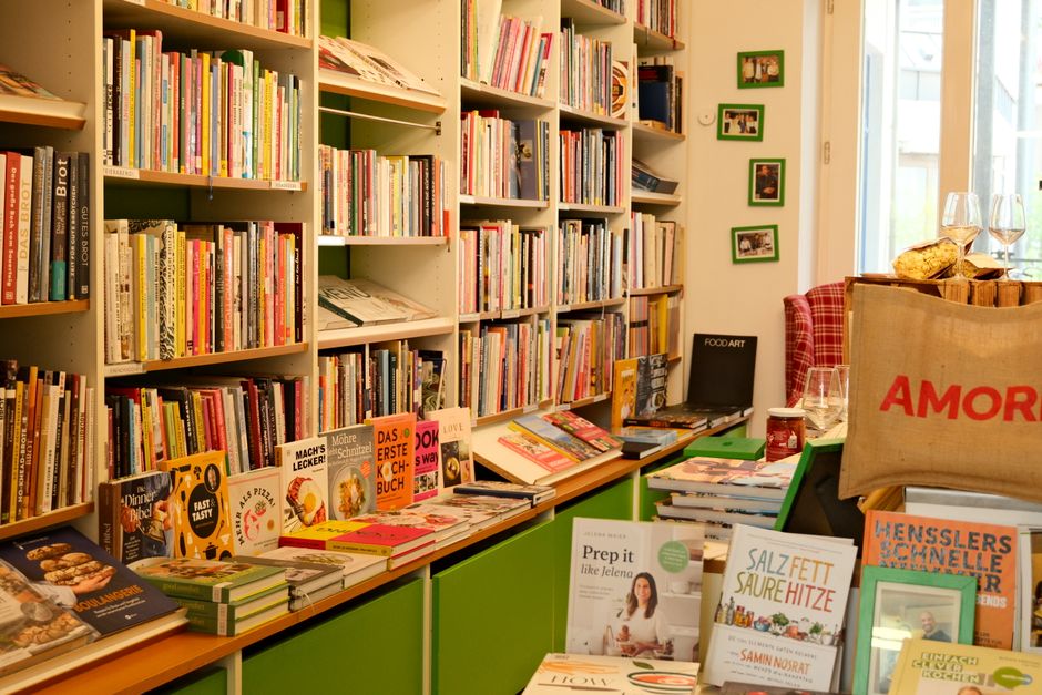Imagem de uma livraria com prateleiras cheias de livros, ideal para posts sobre leitura, cultura ou comércio de livros.