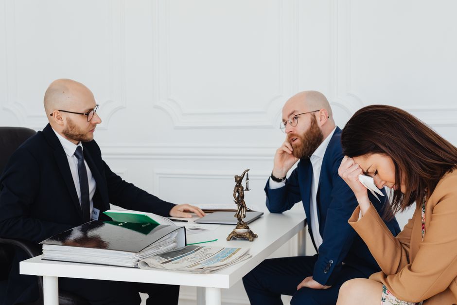 Reunião de negócios com foco em gestão e tomada de decisão, mostrando um ambiente corporativo formal
