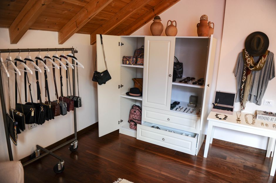 Ambiente de closet decorado de forma aconchegante, combinando elementos de moda e organização pessoal.