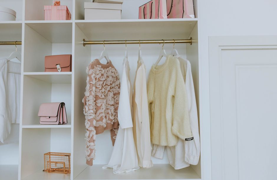 Imagem de um closet organizado com roupas e acessórios femininos, ideal para ilustrar dicas de moda ou organização pessoal.