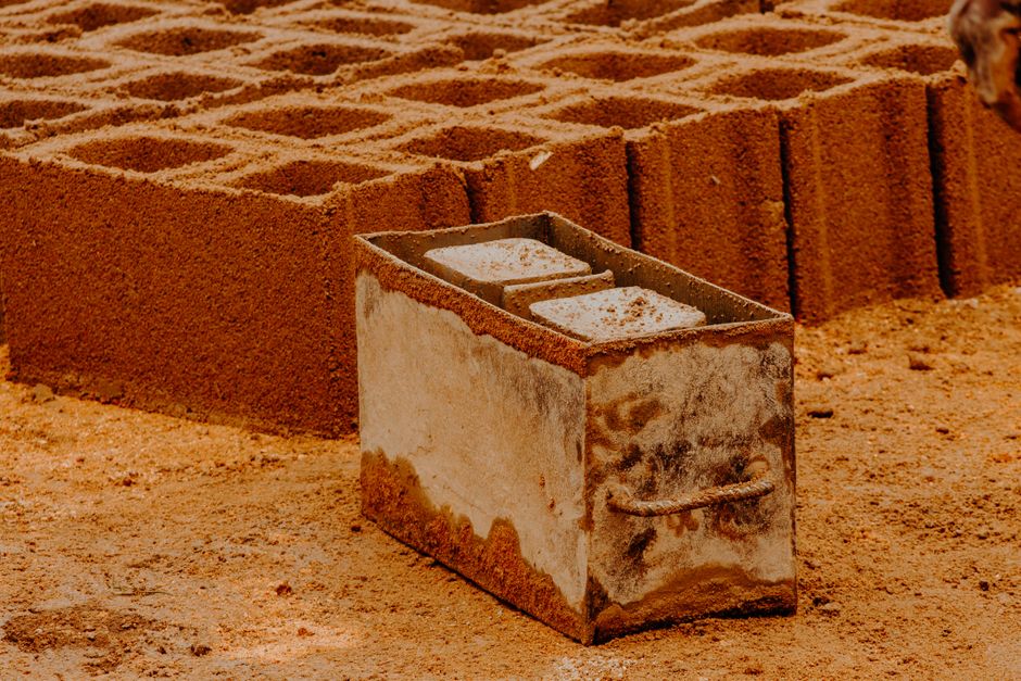 Imagem de uma instalação de blocos de argila para construção em um canteiro de obras ao ar livre.