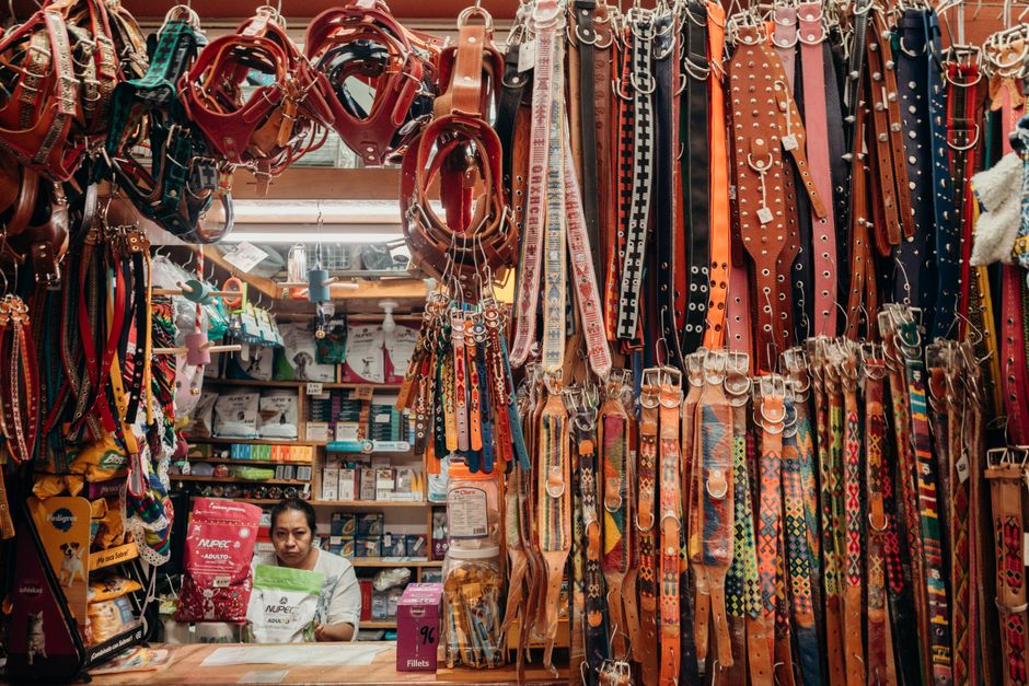 Imagem de uma loja de acessórios e roupas com foco na variedade de cintos, enfeites e itens de moda, ideal para ilustrar temas de comércio, moda ou empreendedorismo local.