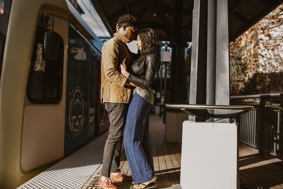 Dicas para manter o relacionamento durante viagens longas de trabalho em 2026
