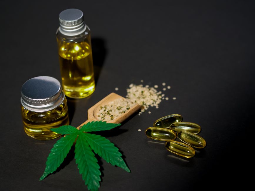 Imagem que representa o tema de produtos naturais e suplementação com destaque para óleos, ervas e cápsulas de origem vegetal.