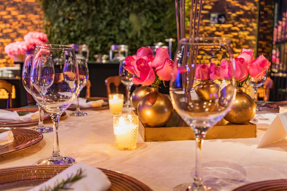 Mesa decorada com flores e velas para um evento ou celebração elegante ao ar livre