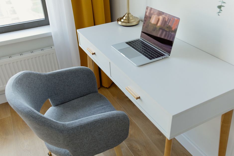 Espaço de trabalho com foco em produtividade e organização, ideal para trabalhos remotos ou estudos.
