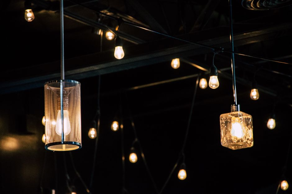 Imagem de iluminação com lâmpadas decorativas, criando um ambiente aconchegante e contemporâneo.