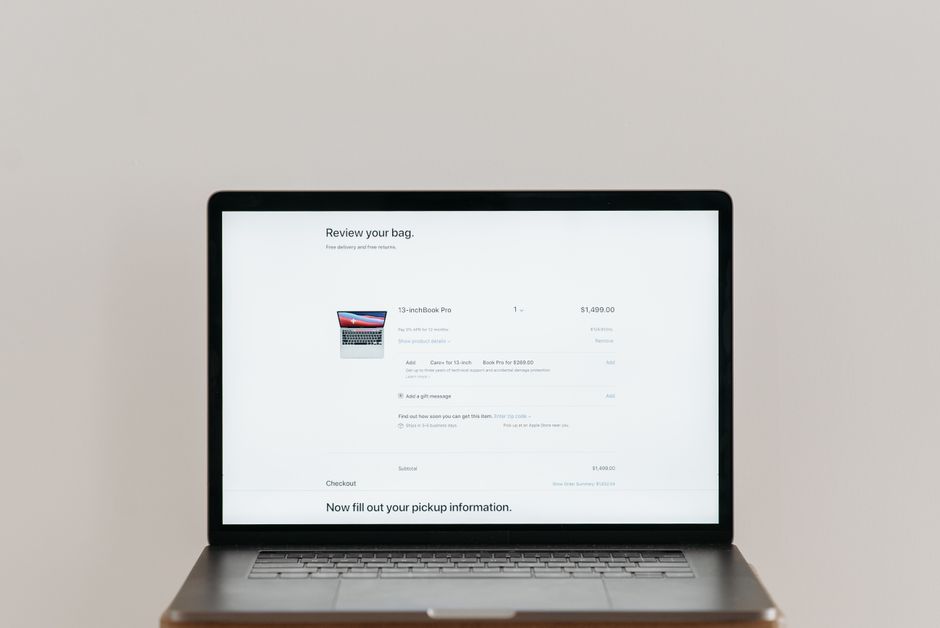Imagem de um laptop exibir uma página de checkout de compra digital, simbolizando processos de vendas online e comercio eletrônico.