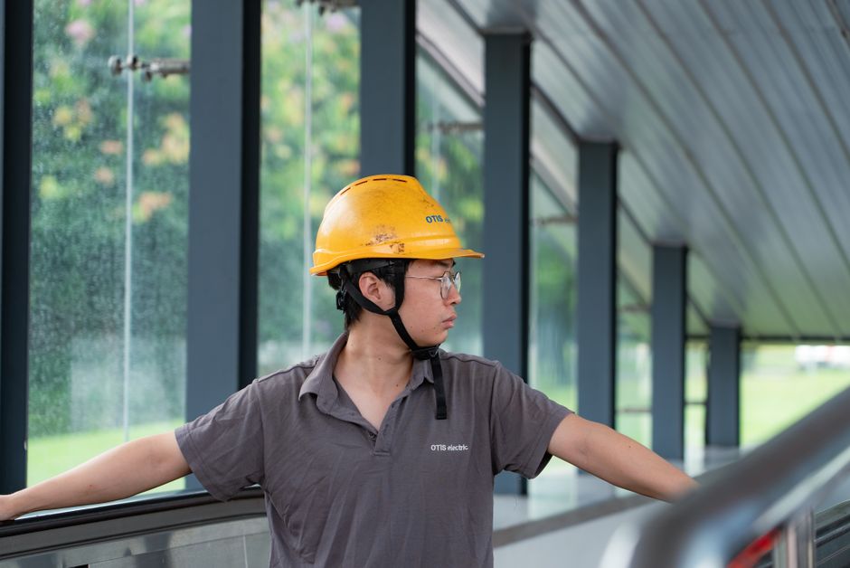 Profissional de manutenção em ambiente industrial, demonstrando atenção à segurança e ao funcionamento de equipamentos.