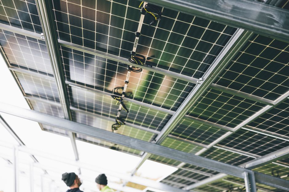 Painel solar instalado no teto de uma estrutura, destacando a energia renovável e sustentabilidade.
