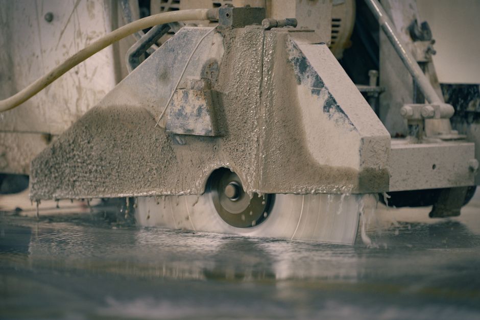 Máquina de corte de material abrasivo em operação na indústria de fabricação.