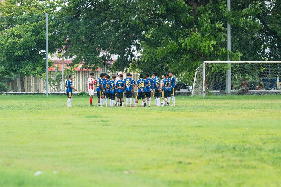 Time de futebol em homenagem à importância do esporte na convivência e no desenvolvimento de jovens atletas.