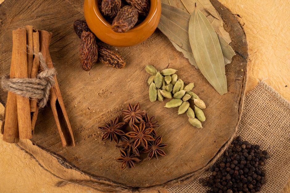 Imagem com ingredientes naturais, como especiarias e folhas, ideal para ilustrar temas de gastronomia, culinária saudável ou medicina natural.