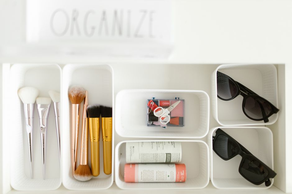 Organização de materiais de beleza e acessórios, ideal para mostrar rotina de cuidados pessoais ou preparação de looks ao blog de moda ou beleza.
