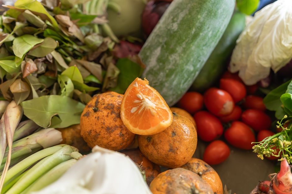 Imagem de frutas e vegetais variados, destacando a diversidade na alimentação saudável.