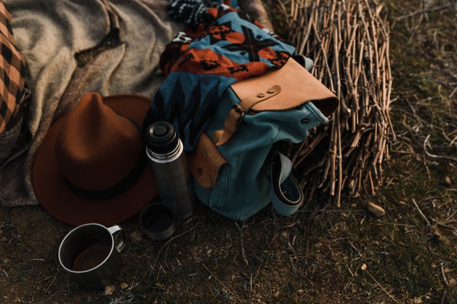 Imagem de itens de camping e aventura ao ar livre, prontos para uma jornada na natureza