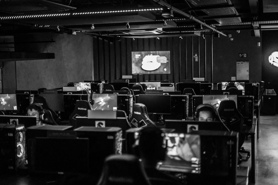 Espaço de um e-sports ou centro de gamers equipado com computadores de alta performance para competição e lazer.