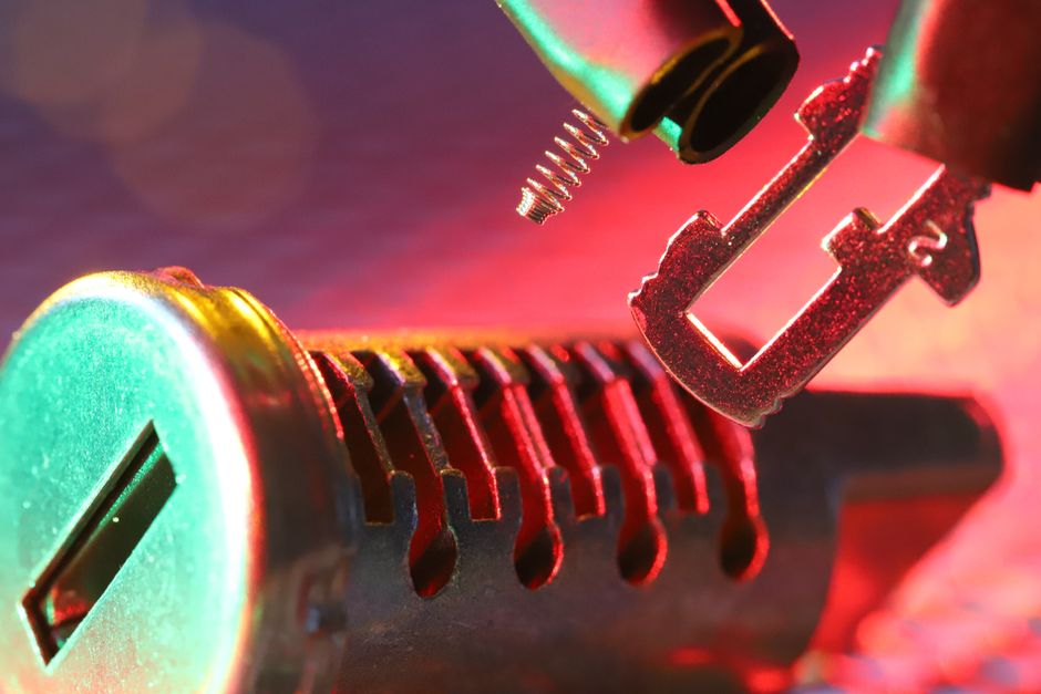 Imagem de uma ferramenta de gravação a laser sendo utilizada em uma peça de metal, simbolizando tecnologia avançada e fabricação de precisão.