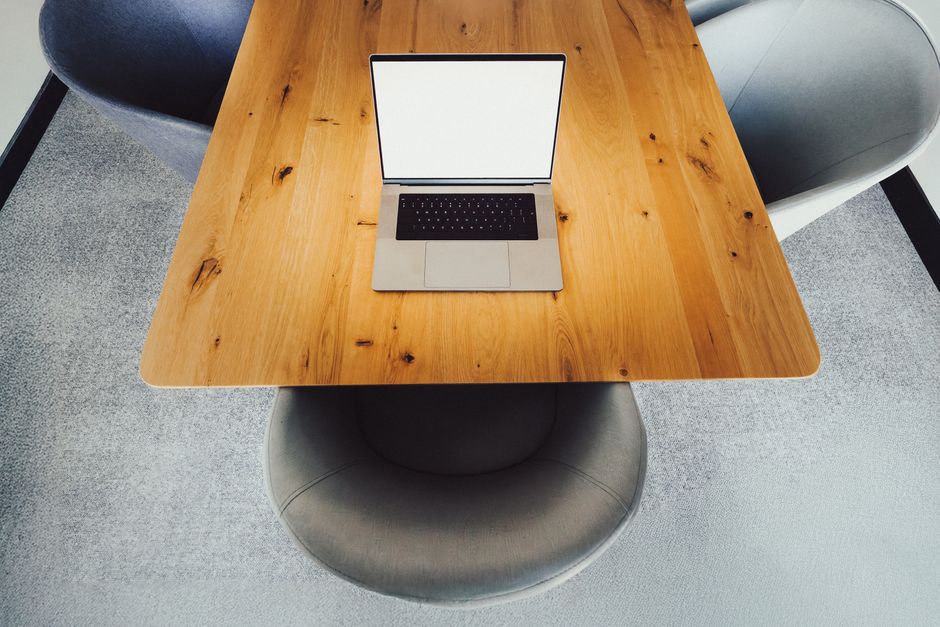 Imagem de uma mesa de escritório com um laptop aberto, ideal para artigos sobre trabalho remoto ou produtividade.