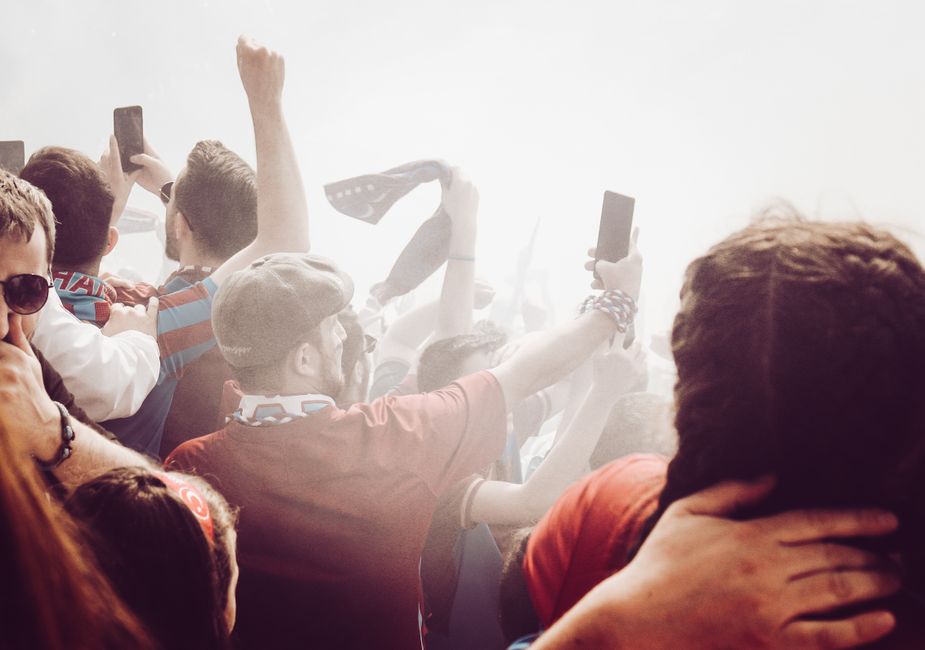 Como acompanhar jogos ao vivo pelo celular em 2026: guia completo