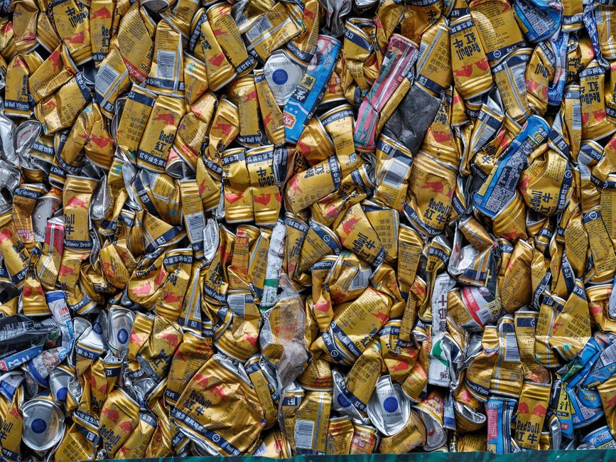 Imagem que ilustra o descarte de latas de alumínio, refletindo preocupações ambientais e sustentabilidade.