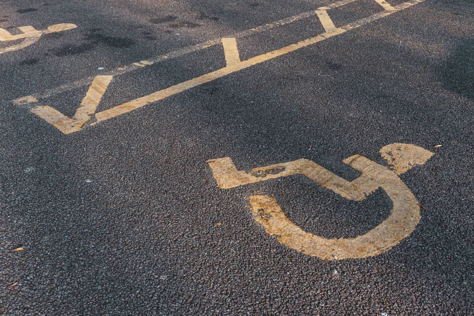 Imagem de vaga de estacionamento reservada para pessoas com deficiência, evidenciando acessibilidade urbana e inclusão social.