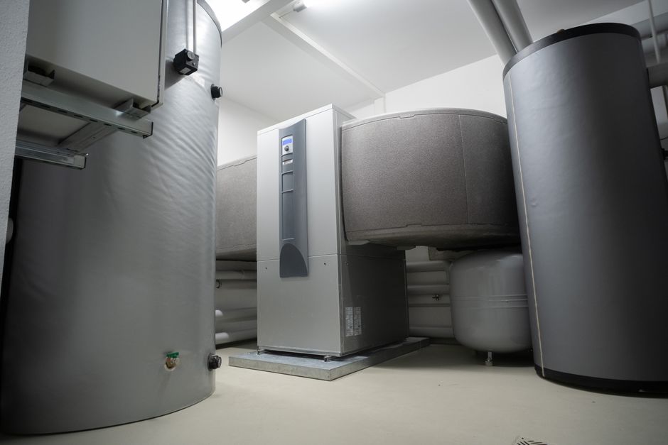 Imagem de uma sala técnica com equipamentos de aquecimento ou sistemas de energia, destacando a infraestrutura de suporte às operações industriais ou empresariais.