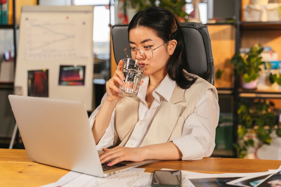 Dicas para manter a hidratação durante o trabalho em 2026: Guia completo