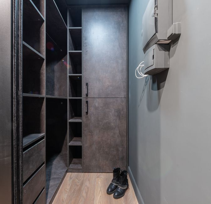 Dicas de organização do guarda-roupa para apartamentos pequenos em 2026: Guia completo