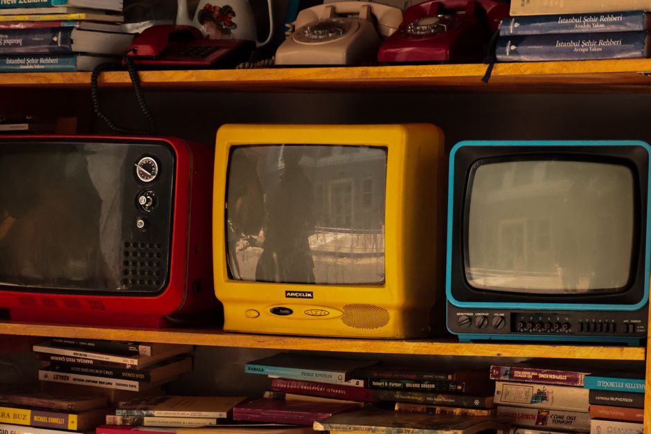Dicas para assistir TV durante viagens longas: guia completo 2026