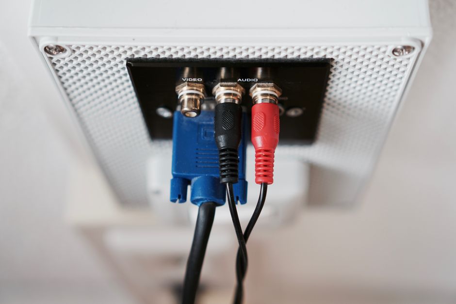 Imagem de uma conexão de cabos AV em um aparelho eletrônico, sugerindo tecnologia ou entretenimento em um ambiente moderno.