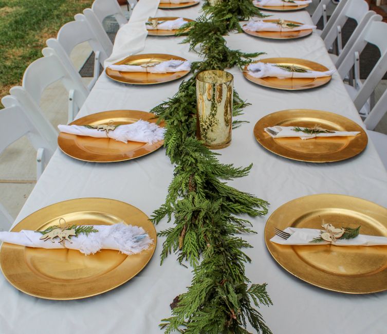 Mesa decorada para celebração ou evento festivo, com detalhes elegantes e tema natalino.