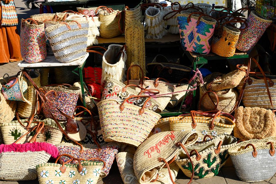 Exposição de bolsas artesanais coloridas e variadas, ideal para artigos de blog sobre moda sustentável ou artesanato.