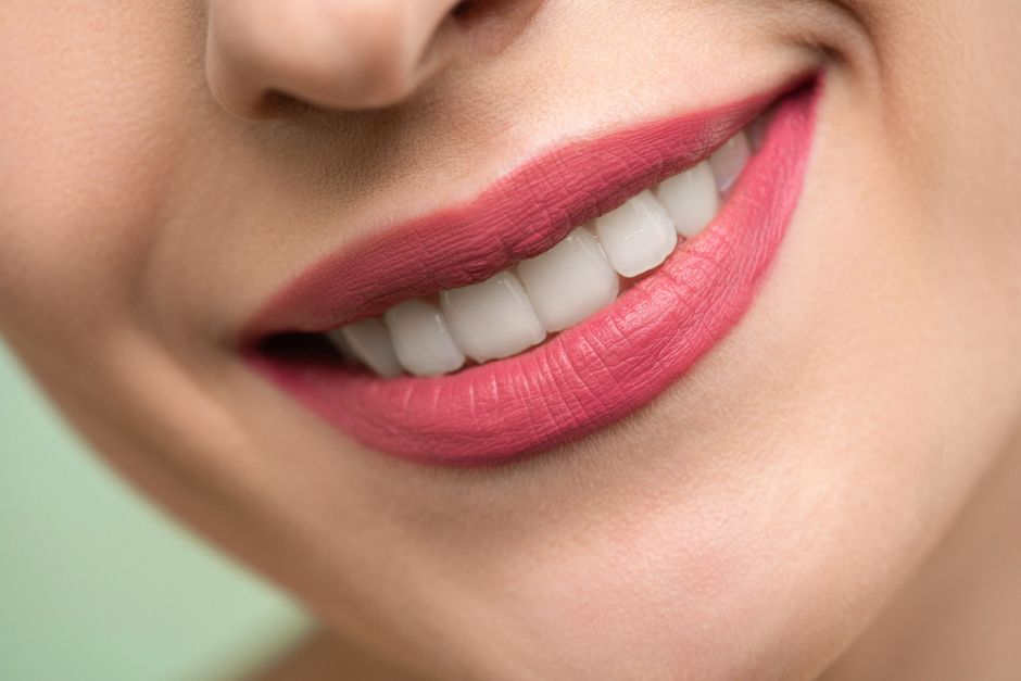 Dicas para manter um sorriso bonito e saudável em 2026: guia completo