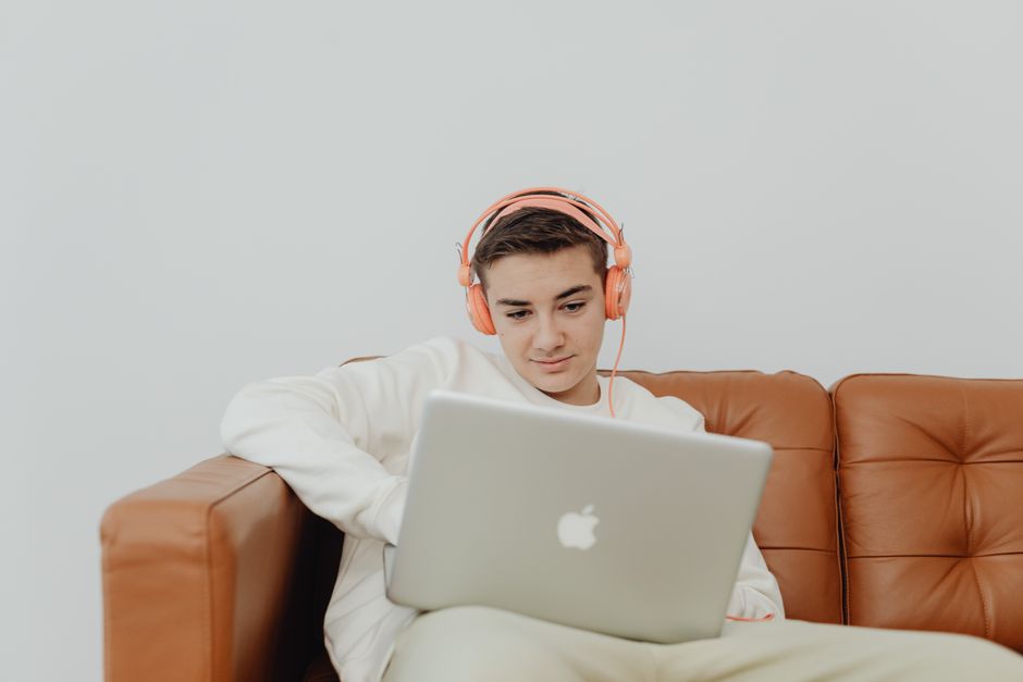 Como assinar serviços de streaming para estudantes em 2026: guia completo e descontos
